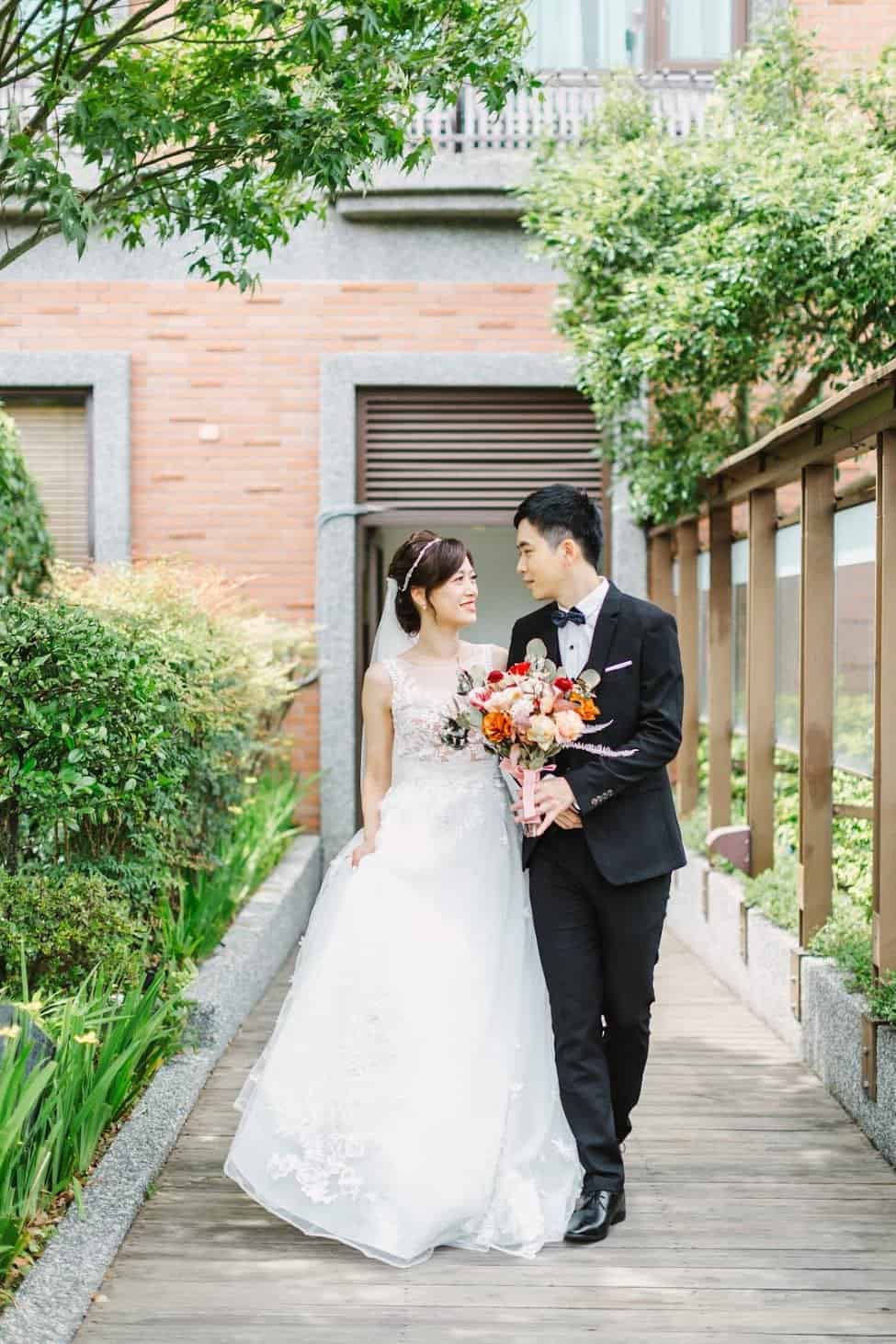 在 台北 的 維多麗亞酒店婚禮 場地舉行陽光正好的戶外證婚 , 是每位新娘夢寐以求的西式婚禮樣式!