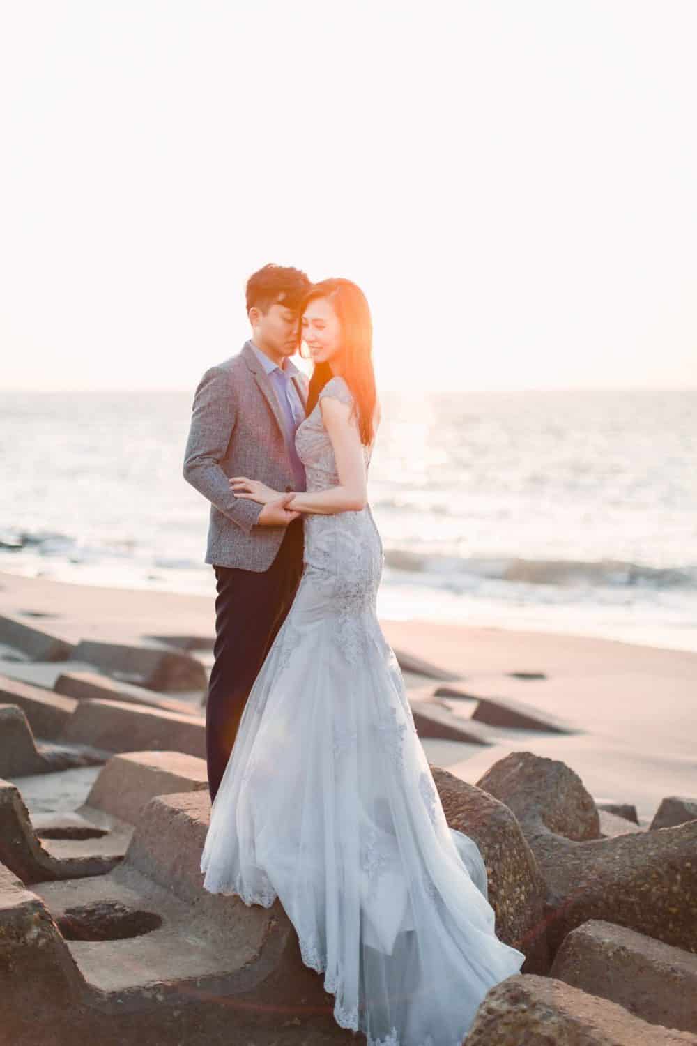 在海邊拍攝八田伴伴手作禮服婚紗